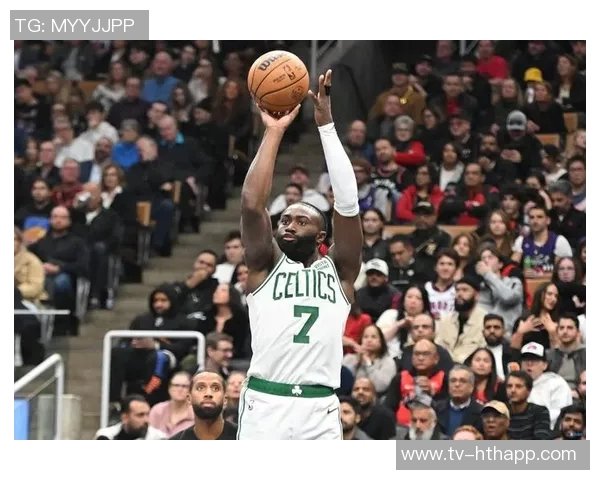 杰伦布朗轻松发挥9投5中贡献15分7篮板4助攻展现全能实力