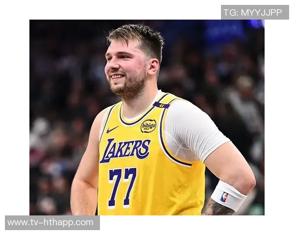 东契奇与里夫斯联手发威勇士油漆区内线防守漏洞显著