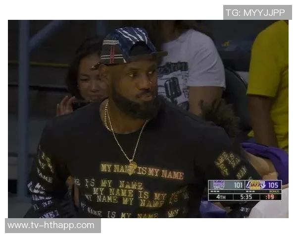 詹姆斯替补席上显不满情绪频频起身运球引发关注